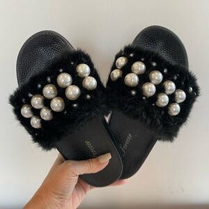 Black Slides Faux Fur and Pearl sandals size 6